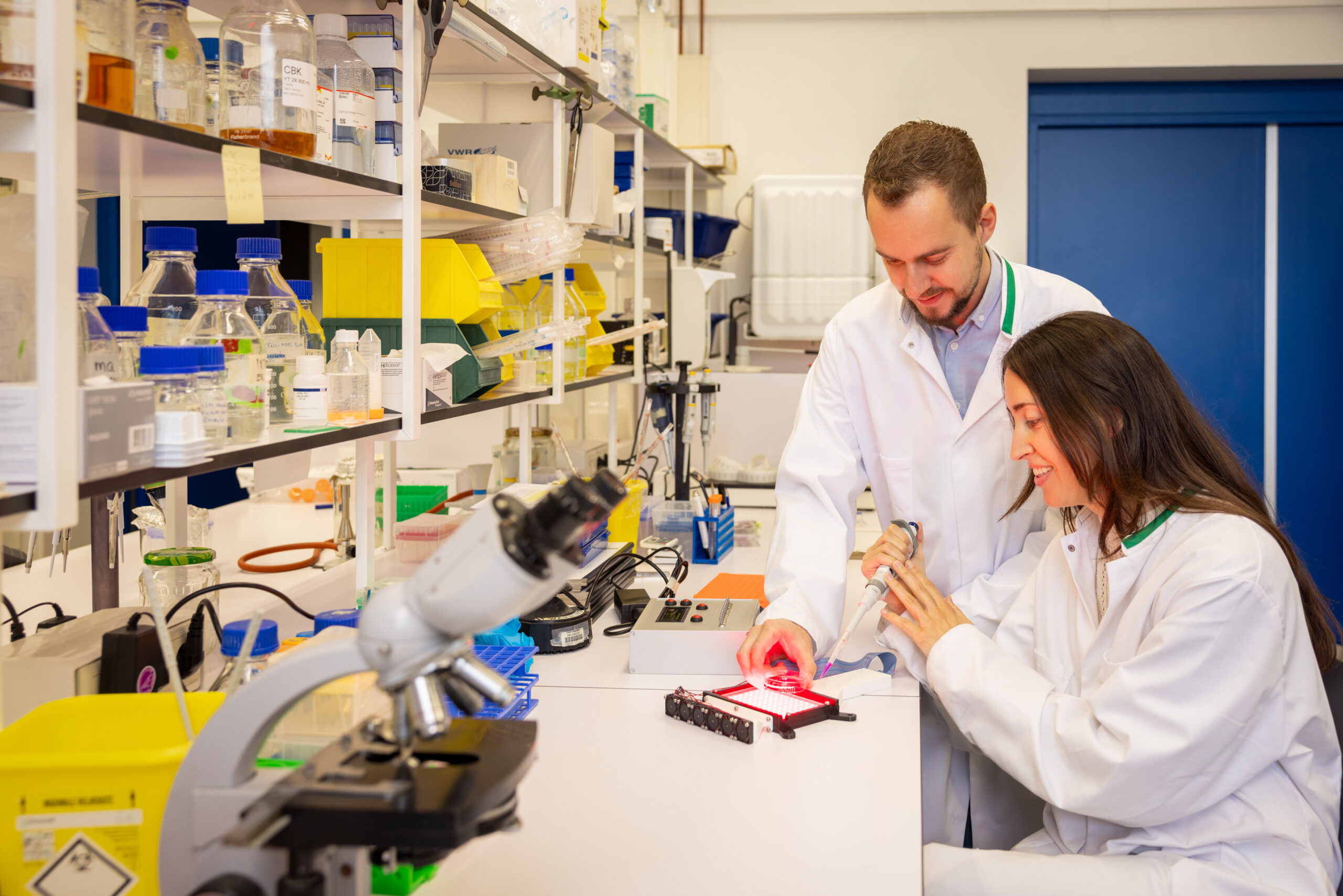 Lumox founders Irati and Sebas in the lab